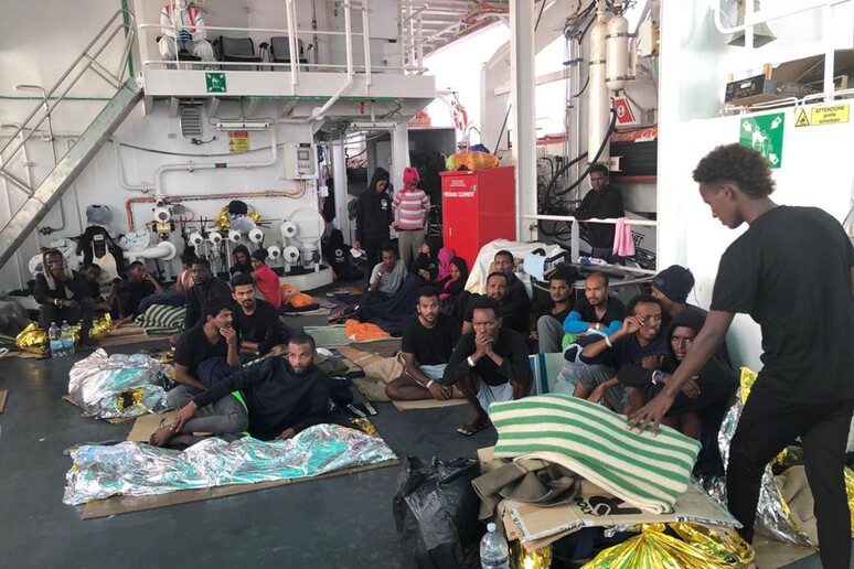 Migranti sopra la Nave Diciotti a Catania - RIPRODUZIONE RISERVATA