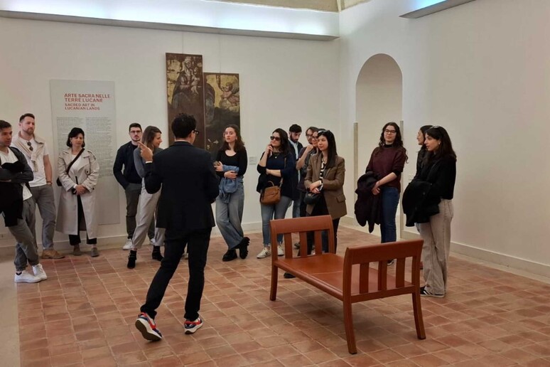 - RIPRODUZIONE RISERVATA