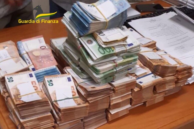 - RIPRODUZIONE RISERVATA