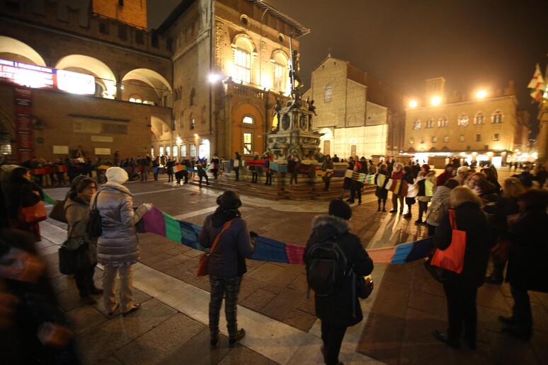Un flash mob contro la violenza sulle donne a Bologna - RIPRODUZIONE RISERVATA
