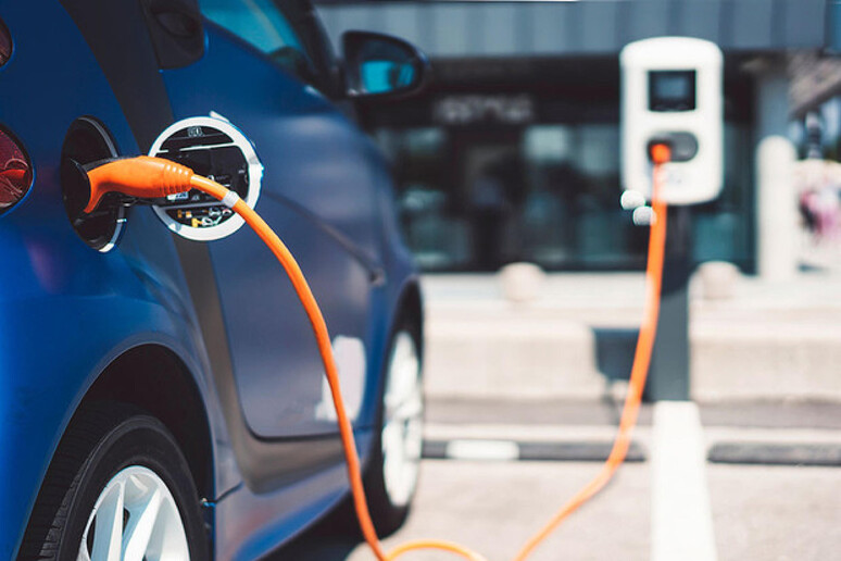 Dall 'Ue flessibilità sulle multe auto per 3 anni - RIPRODUZIONE RISERVATA