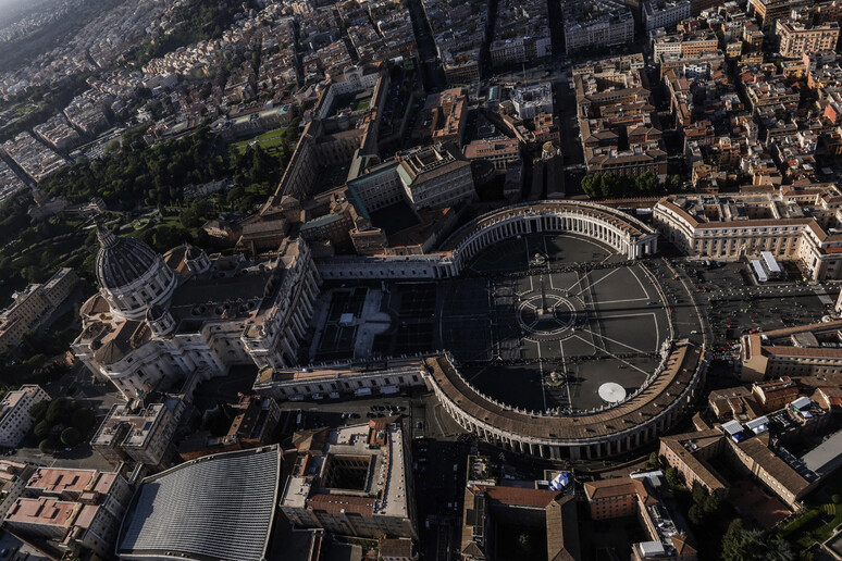 Papa: San Pietro visto dall 'elicottero della Polizia - RIPRODUZIONE RISERVATA