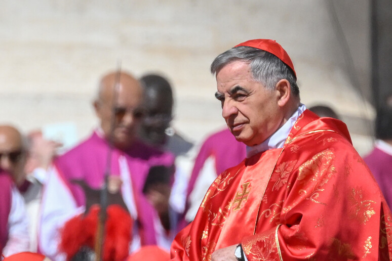 El cardenal Becciu no participará en el Cónclave - RIPRODUZIONE RISERVATA