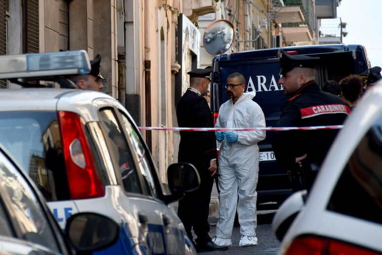 I carabinieri dei RIS sul luogo dove una bimba è stata lanciata in strada ed è morta - RIPRODUZIONE RISERVATA