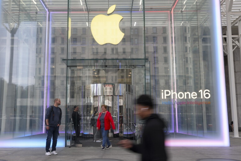 Via dalla Cina, gli iPhone per gli Usa solo dall 'India © ANSA/EPA