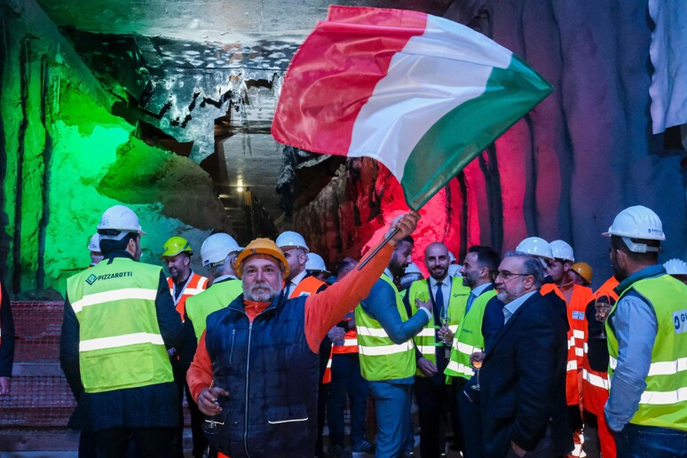- RIPRODUZIONE RISERVATA