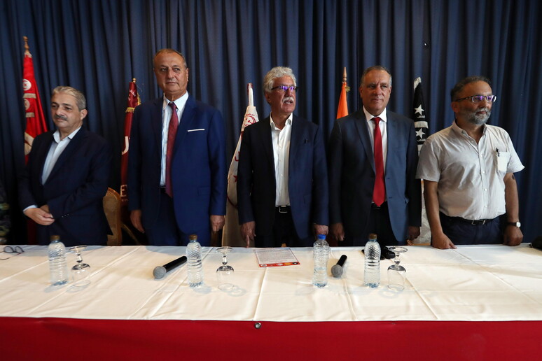 Issam Chebbi e Ghazi Chaouachi (2/o e 4/o da sinistra) in foto d 'archivio di leader dell 'opposizione - RIPRODUZIONE RISERVATA