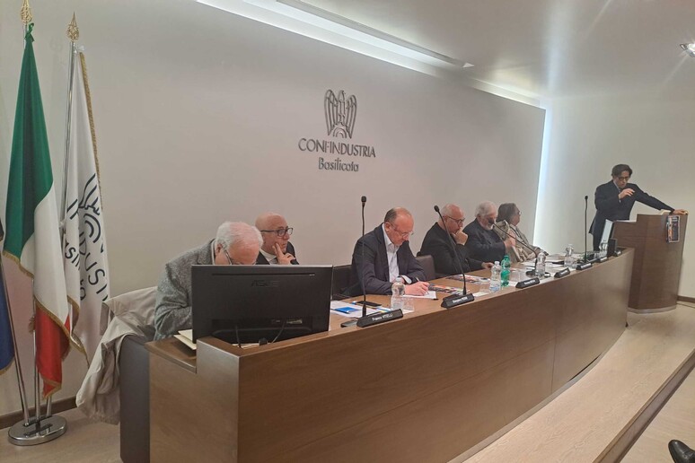 - RIPRODUZIONE RISERVATA