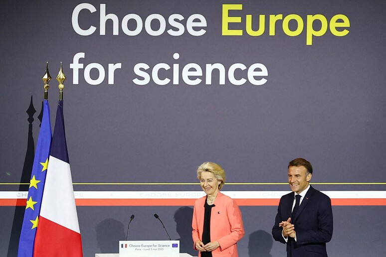 L 'asse Unione europea-Parigi per attrarre i cervelli Usa irrita Roma © ANSA/AFP