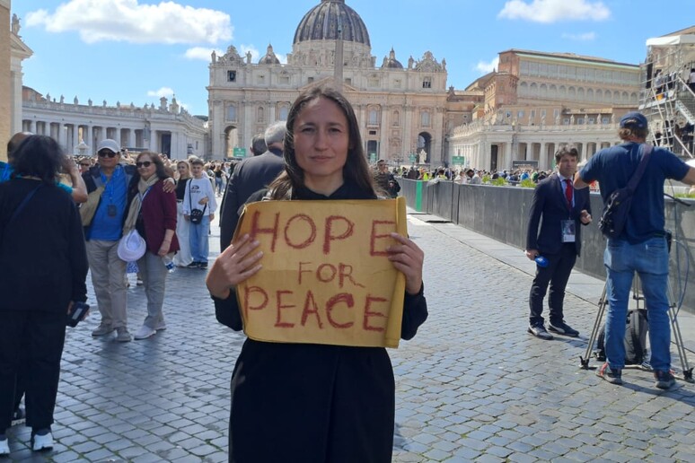 Artista Ucraina in piazza San Pietro. Yona Tukuser - RIPRODUZIONE RISERVATA