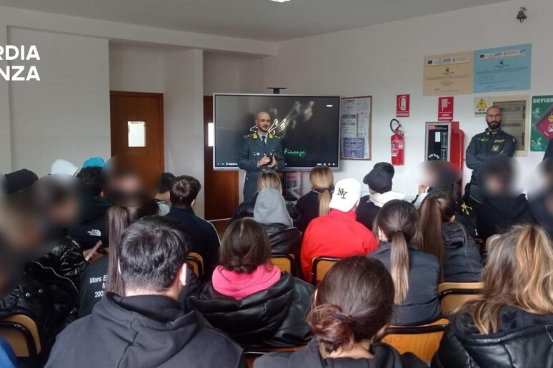 - RIPRODUZIONE RISERVATA