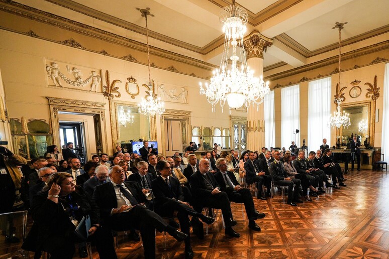 - RIPRODUZIONE RISERVATA