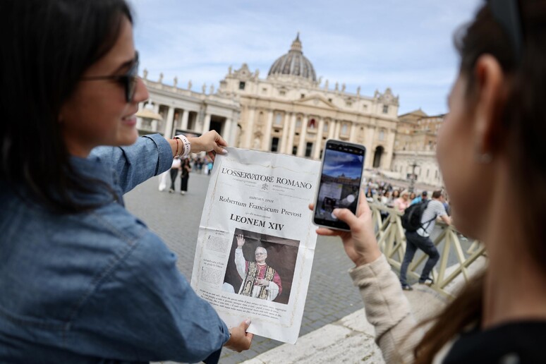Papa Leone XIV, fedeli in piazza San Pietro il giorno dopo l 'elezione - RIPRODUZIONE RISERVATA