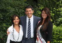 Patrizia Mirigliani e Fabrizio Frizzi posano insieme a Miss Italia 2010 Francesca Testasecca