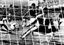 Paolo Rossi segna il terzo gol contro il Brasile nei Campionati del Mondo di Calcio in Spagna nel 1982 Paolo Rossi segna il terzo gol contro il Brasile nei Campionati del Mondo di Calcio in Spagna nel 1982