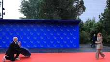Meloni arriva al summit di Tirana, Rama si inginocchia